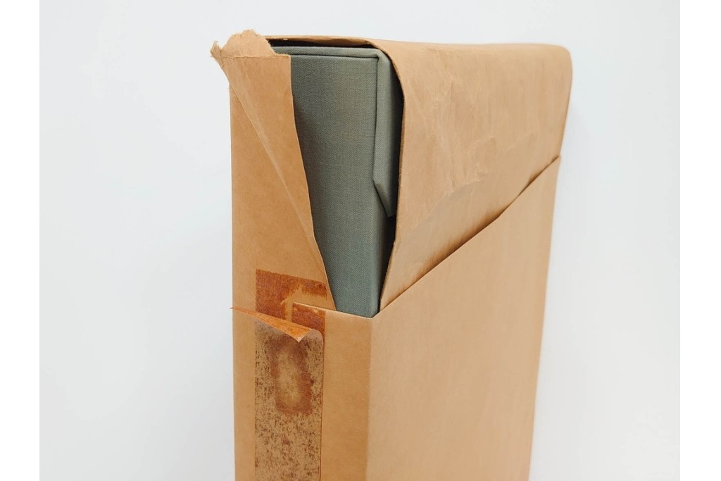 真作　中村宗弘作　日本画　「秋湖」　湖面に映る紅葉が美しい絵画　外箱付き　(R-087209)