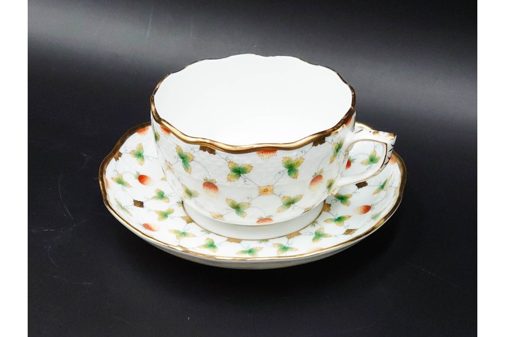 ハンガリー　ヘレンド(HEREND)　 ストロベリーコンポジション　可憐ないちご柄のカップ&ソーサー　(R-087212)