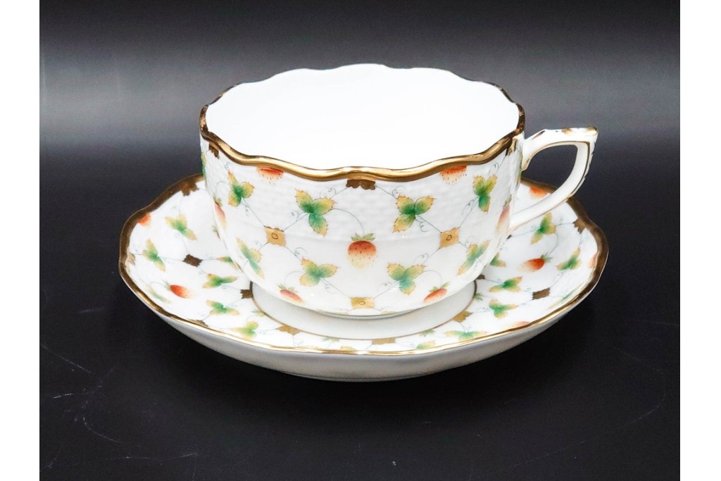 ハンガリー　ヘレンド(HEREND)　 ストロベリーコンポジション　可憐ないちご柄のカップ&ソーサー　(R-087212)