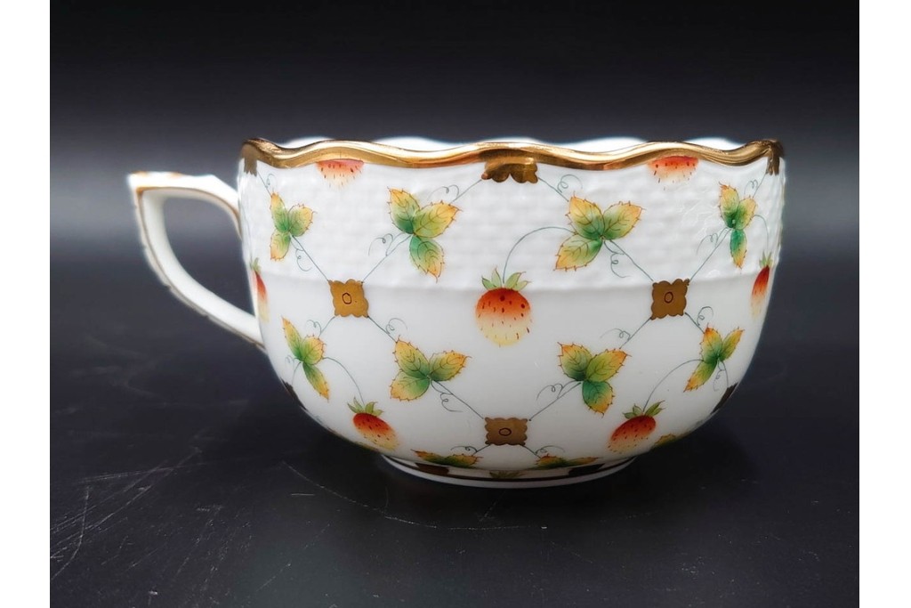 ハンガリー　ヘレンド(HEREND)　 ストロベリーコンポジション　可憐ないちご柄のカップ&ソーサー　(R-087212)