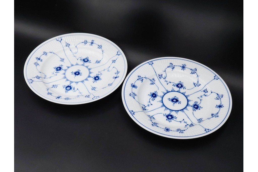 デンマーク製　ROYAL COPENHAGEN(ロイヤルコペンハーゲン)　ブルーフルーテッド プレイン　直径約25cm　上品なプレート2点セット　(R-087218)