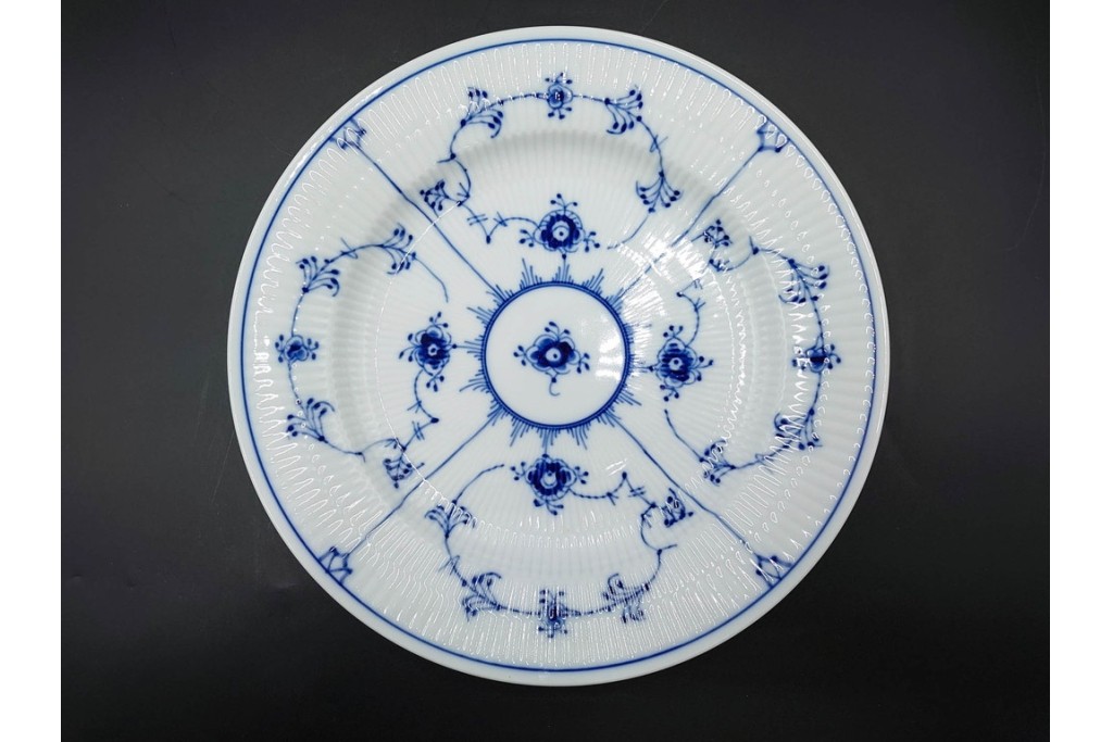 デンマーク製　ROYAL COPENHAGEN(ロイヤルコペンハーゲン)　ブルーフルーテッド プレイン　直径約25cm　上品なプレート2点セット　(R-087218)