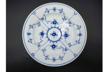 デンマーク製　ROYAL COPENHAGEN(ロイヤルコペンハーゲン)　ブルーフルーテッド プレイン　直径約25cm　上品なプレート2点セット　(R-087218)