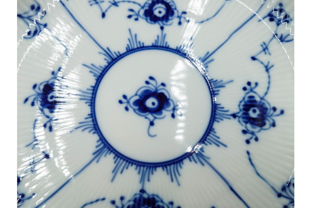 デンマーク製　ROYAL COPENHAGEN(ロイヤルコペンハーゲン)　ブルーフルーテッド プレイン　直径約25cm　上品なプレート2点セット　(R-087218)