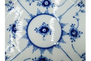 デンマーク製　ROYAL COPENHAGEN(ロイヤルコペンハーゲン)　ブルーフルーテッド プレイン　直径約25cm　上品なプレート2点セット　(R-087218)