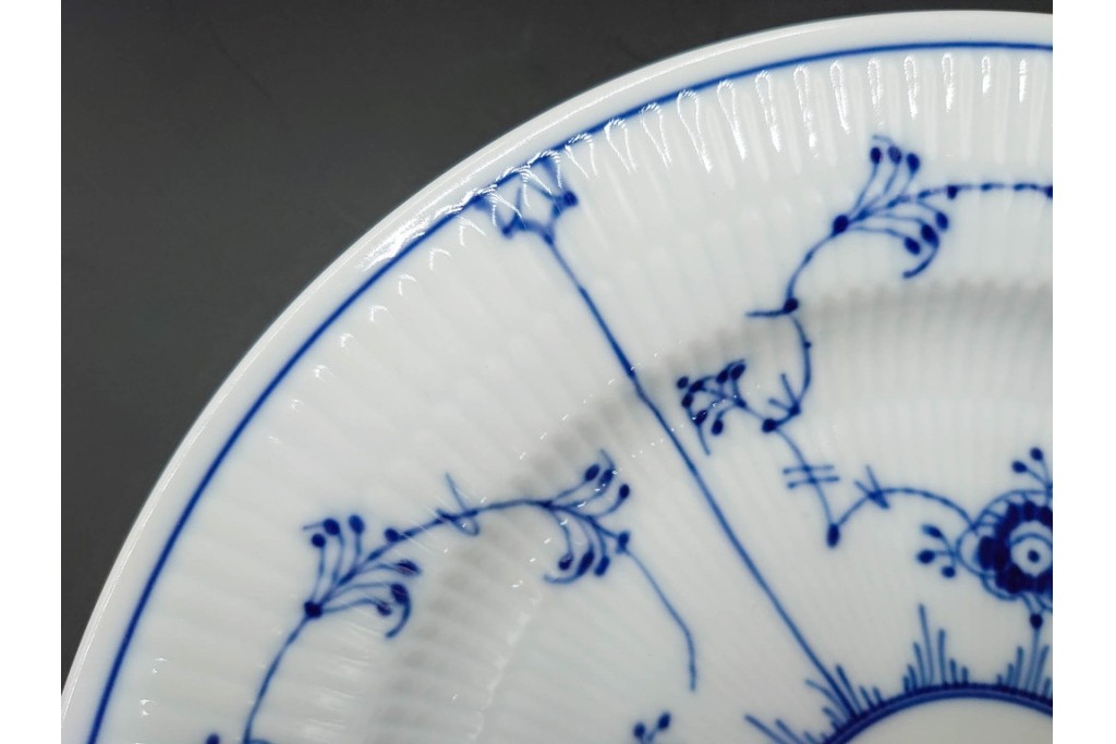 デンマーク製　ROYAL COPENHAGEN(ロイヤルコペンハーゲン)　ブルーフルーテッド プレイン　直径約25cm　上品なプレート2点セット　(R-087218)