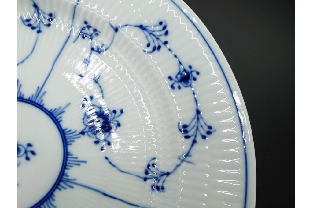 デンマーク製　ROYAL COPENHAGEN(ロイヤルコペンハーゲン)　ブルーフルーテッド プレイン　直径約25cm　上品なプレート2点セット　(R-087218)