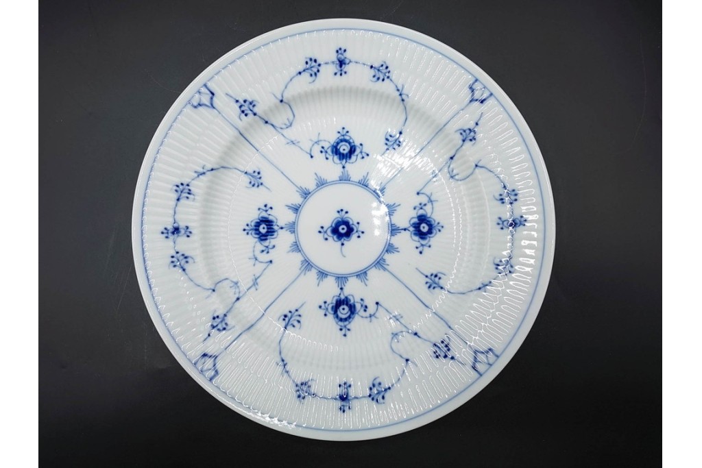 デンマーク製　ROYAL COPENHAGEN(ロイヤルコペンハーゲン)　ブルーフルーテッド プレイン　直径約25cm　上品なプレート2点セット　(R-087218)