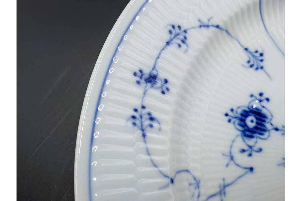 デンマーク製　ROYAL COPENHAGEN(ロイヤルコペンハーゲン)　ブルーフルーテッド プレイン　直径約25cm　上品なプレート2点セット　(R-087218)
