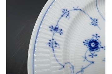 デンマーク製　ROYAL COPENHAGEN(ロイヤルコペンハーゲン)　ブルーフルーテッド プレイン　直径約25cm　上品なプレート2点セット　(R-087218)