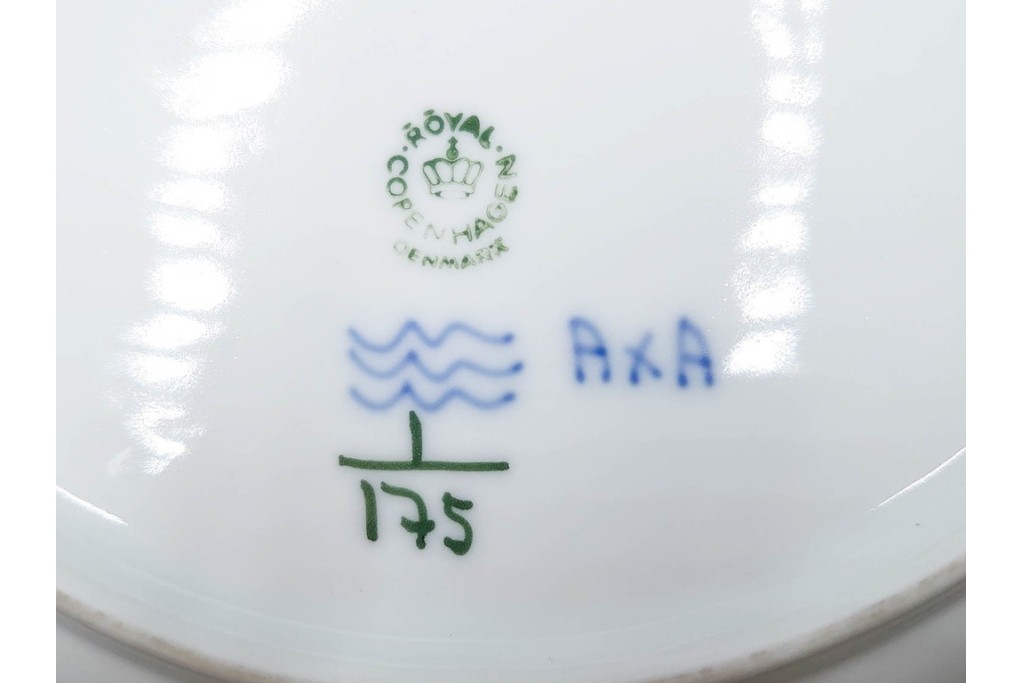 デンマーク製　ROYAL COPENHAGEN(ロイヤルコペンハーゲン)　ブルーフルーテッド プレイン　直径約25cm　上品なプレート2点セット　(R-087218)