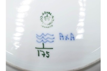 デンマーク製　ROYAL COPENHAGEN(ロイヤルコペンハーゲン)　ブルーフルーテッド プレイン　直径約25cm　上品なプレート2点セット　(R-087218)