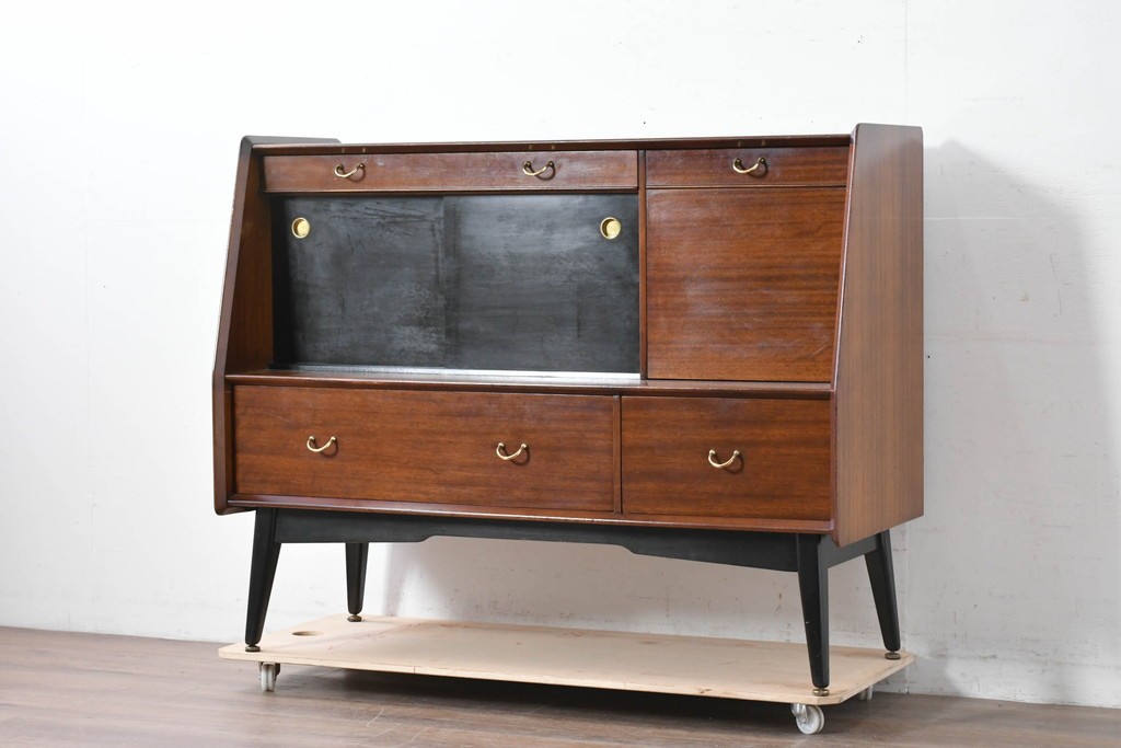 イギリスヴィンテージ　G-PLAN(ジープラン) BBシリーズ　Tola&Black(トーラ&ブラック)　スタイリッシュなミッドセンチュリーデザインのサイドボード　(R-087226)