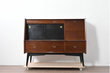 イギリスヴィンテージ　G-PLAN(ジープラン) BBシリーズ　Tola&Black(トーラ&ブラック)　スタイリッシュなミッドセンチュリーデザインのサイドボード　(R-087226)