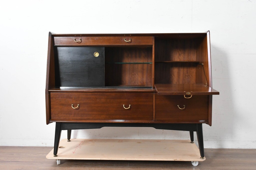 イギリスヴィンテージ　G-PLAN(ジープラン) BBシリーズ　Tola&Black(トーラ&ブラック)　スタイリッシュなミッドセンチュリーデザインのサイドボード　(R-087226)