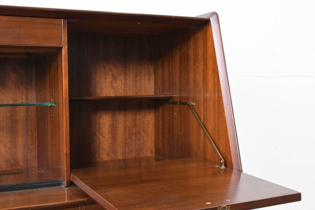 イギリスヴィンテージ　G-PLAN(ジープラン) BBシリーズ　Tola&Black(トーラ&ブラック)　スタイリッシュなミッドセンチュリーデザインのサイドボード　(R-087226)