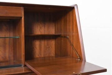 イギリスヴィンテージ　G-PLAN(ジープラン) BBシリーズ　Tola&Black(トーラ&ブラック)　スタイリッシュなミッドセンチュリーデザインのサイドボード　(R-087226)