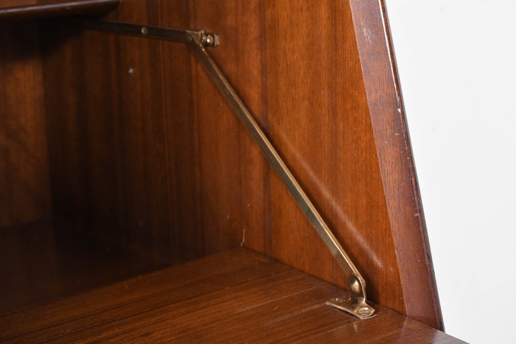 イギリスヴィンテージ　G-PLAN(ジープラン) BBシリーズ　Tola&Black(トーラ&ブラック)　スタイリッシュなミッドセンチュリーデザインのサイドボード　(R-087226)