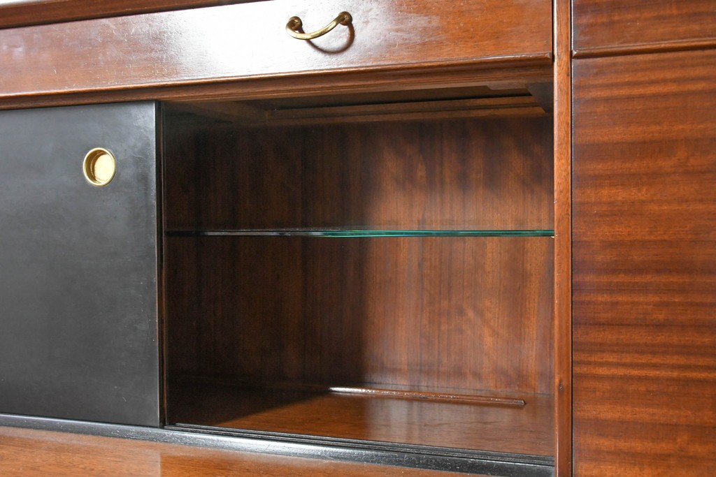 イギリスヴィンテージ　G-PLAN(ジープラン) BBシリーズ　Tola&Black(トーラ&ブラック)　スタイリッシュなミッドセンチュリーデザインのサイドボード　(R-087226)