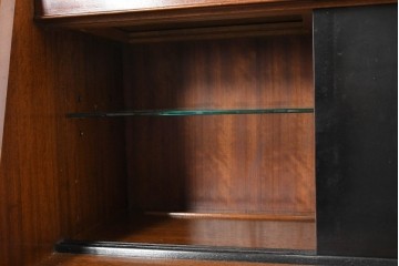 イギリスヴィンテージ　G-PLAN(ジープラン) BBシリーズ　Tola&Black(トーラ&ブラック)　スタイリッシュなミッドセンチュリーデザインのサイドボード　(R-087226)