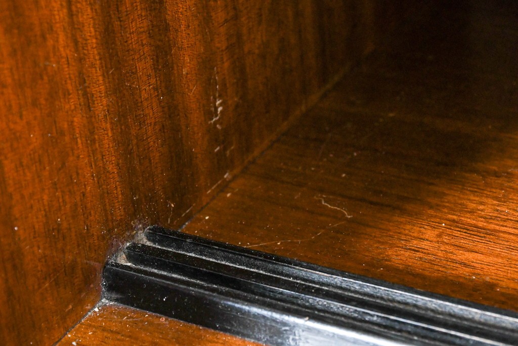 イギリスヴィンテージ　G-PLAN(ジープラン) BBシリーズ　Tola&Black(トーラ&ブラック)　スタイリッシュなミッドセンチュリーデザインのサイドボード　(R-087226)