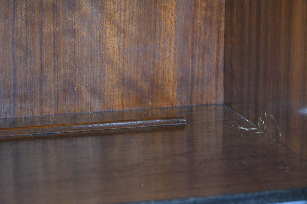 イギリスヴィンテージ　G-PLAN(ジープラン) BBシリーズ　Tola&Black(トーラ&ブラック)　スタイリッシュなミッドセンチュリーデザインのサイドボード　(R-087226)