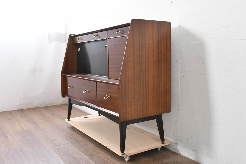 イギリスヴィンテージ　G-PLAN(ジープラン) BBシリーズ　Tola&Black(トーラ&ブラック)　スタイリッシュなミッドセンチュリーデザインのサイドボード　(R-087226)