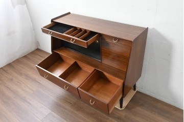 イギリスヴィンテージ　G-PLAN(ジープラン) BBシリーズ　Tola&Black(トーラ&ブラック)　スタイリッシュなミッドセンチュリーデザインのサイドボード　(R-087226)