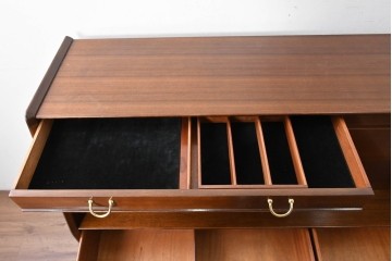 イギリスヴィンテージ　G-PLAN(ジープラン) BBシリーズ　Tola&Black(トーラ&ブラック)　スタイリッシュなミッドセンチュリーデザインのサイドボード　(R-087226)