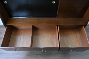 イギリスヴィンテージ　G-PLAN(ジープラン) BBシリーズ　Tola&Black(トーラ&ブラック)　スタイリッシュなミッドセンチュリーデザインのサイドボード　(R-087226)