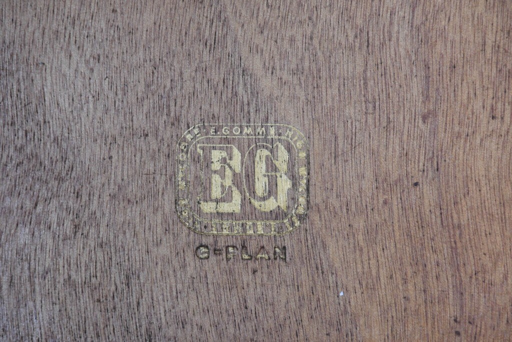 イギリスヴィンテージ　G-PLAN(ジープラン) BBシリーズ　Tola&Black(トーラ&ブラック)　スタイリッシュなミッドセンチュリーデザインのサイドボード　(R-087226)