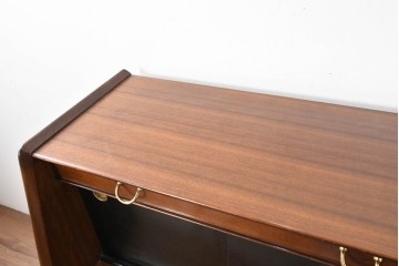 イギリスヴィンテージ　G-PLAN(ジープラン) BBシリーズ　Tola&Black(トーラ&ブラック)　スタイリッシュなミッドセンチュリーデザインのサイドボード　(R-087226)