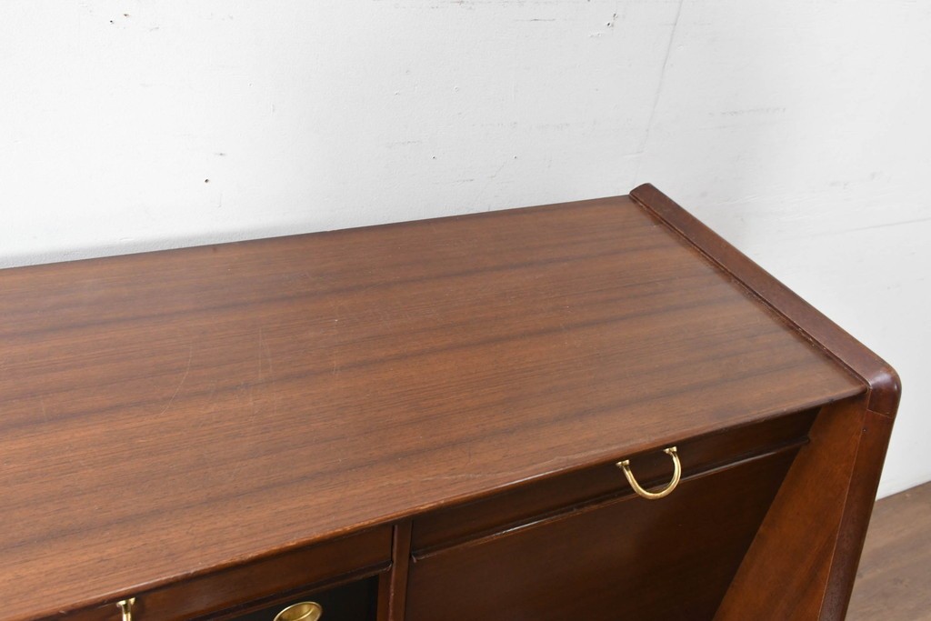 イギリスヴィンテージ　G-PLAN(ジープラン) BBシリーズ　Tola&Black(トーラ&ブラック)　スタイリッシュなミッドセンチュリーデザインのサイドボード　(R-087226)