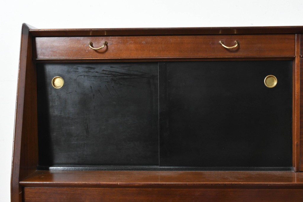 イギリスヴィンテージ　G-PLAN(ジープラン) BBシリーズ　Tola&Black(トーラ&ブラック)　スタイリッシュなミッドセンチュリーデザインのサイドボード　(R-087226)