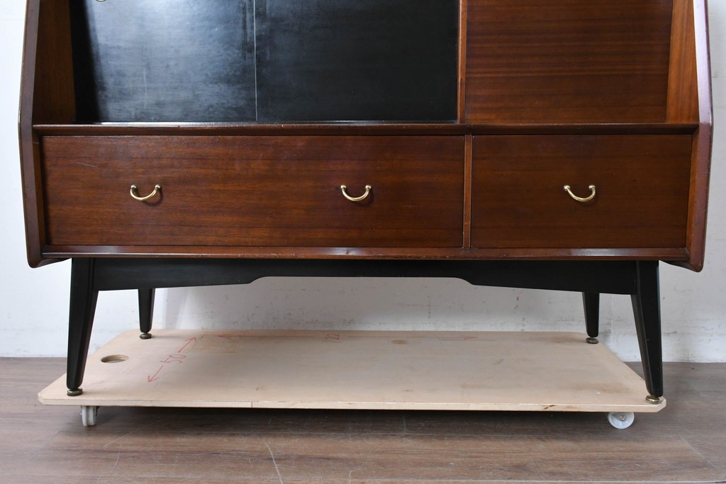 イギリスヴィンテージ　G-PLAN(ジープラン) BBシリーズ　Tola&Black(トーラ&ブラック)　スタイリッシュなミッドセンチュリーデザインのサイドボード　(R-087226)