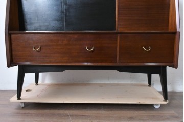 イギリスヴィンテージ　G-PLAN(ジープラン) BBシリーズ　Tola&Black(トーラ&ブラック)　スタイリッシュなミッドセンチュリーデザインのサイドボード　(R-087226)