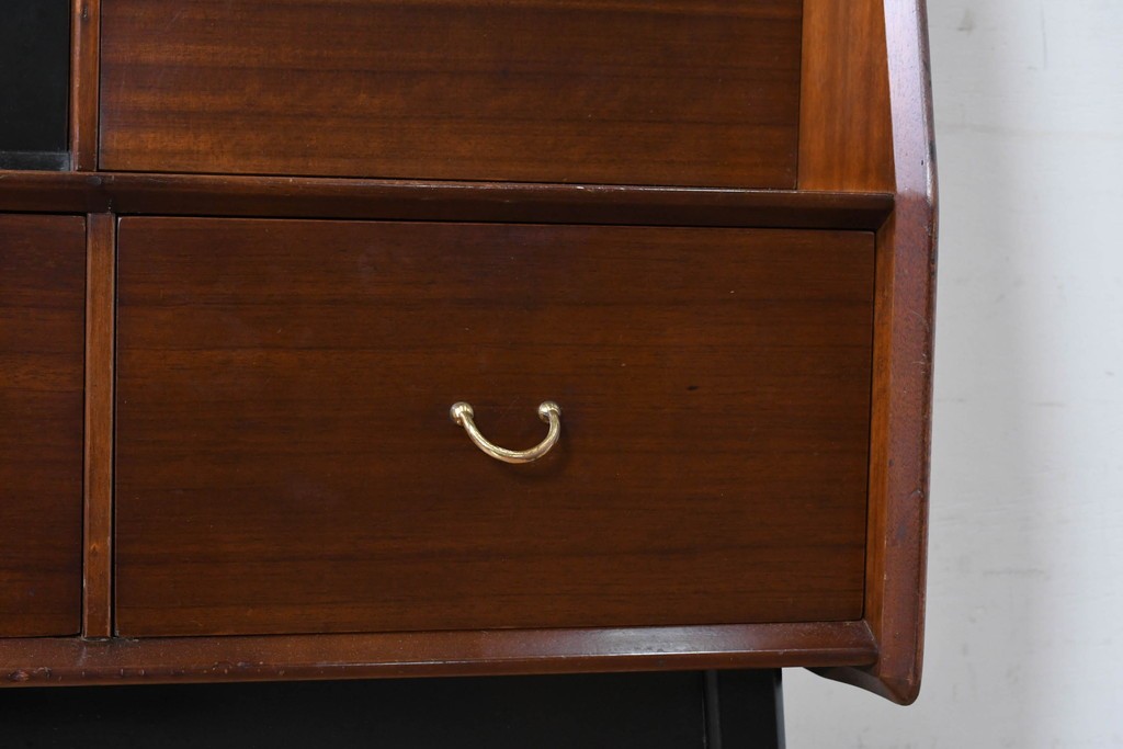 イギリスヴィンテージ　G-PLAN(ジープラン) BBシリーズ　Tola&Black(トーラ&ブラック)　スタイリッシュなミッドセンチュリーデザインのサイドボード　(R-087226)