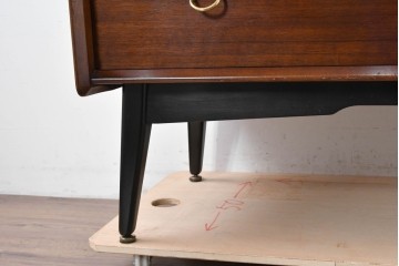 イギリスヴィンテージ　G-PLAN(ジープラン) BBシリーズ　Tola&Black(トーラ&ブラック)　スタイリッシュなミッドセンチュリーデザインのサイドボード　(R-087226)