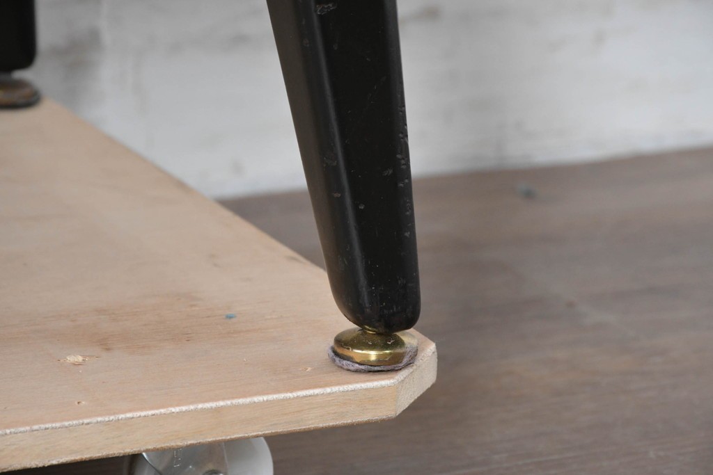 イギリスヴィンテージ　G-PLAN(ジープラン) BBシリーズ　Tola&Black(トーラ&ブラック)　スタイリッシュなミッドセンチュリーデザインのサイドボード　(R-087226)