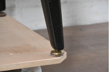 イギリスヴィンテージ　G-PLAN(ジープラン) BBシリーズ　Tola&Black(トーラ&ブラック)　スタイリッシュなミッドセンチュリーデザインのサイドボード　(R-087226)