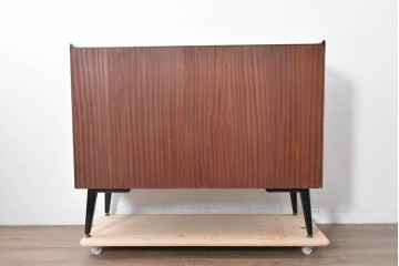 イギリスヴィンテージ　G-PLAN(ジープラン) BBシリーズ　Tola&Black(トーラ&ブラック)　スタイリッシュなミッドセンチュリーデザインのサイドボード　(R-087226)