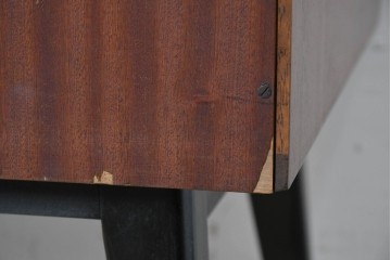 イギリスヴィンテージ　G-PLAN(ジープラン) BBシリーズ　Tola&Black(トーラ&ブラック)　スタイリッシュなミッドセンチュリーデザインのサイドボード　(R-087226)