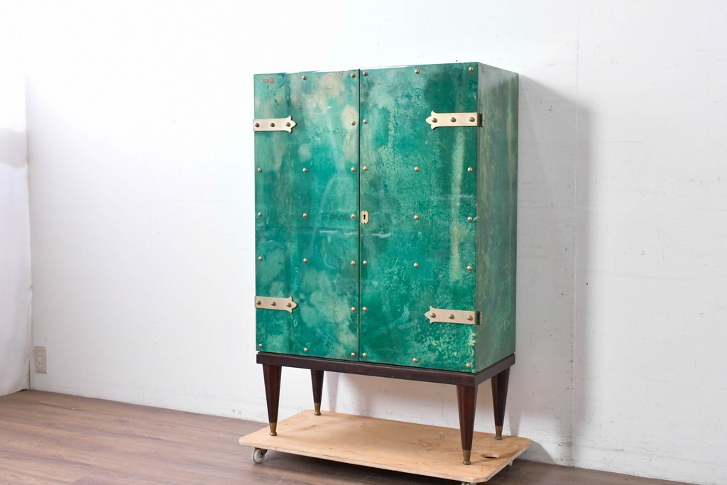 中古　美品　希少!!　アルド・トゥーラ(ALDO TURA)　仔山羊革(ゴートスキン)張りの照明付きミラーバックキャビネット　(R-087227)