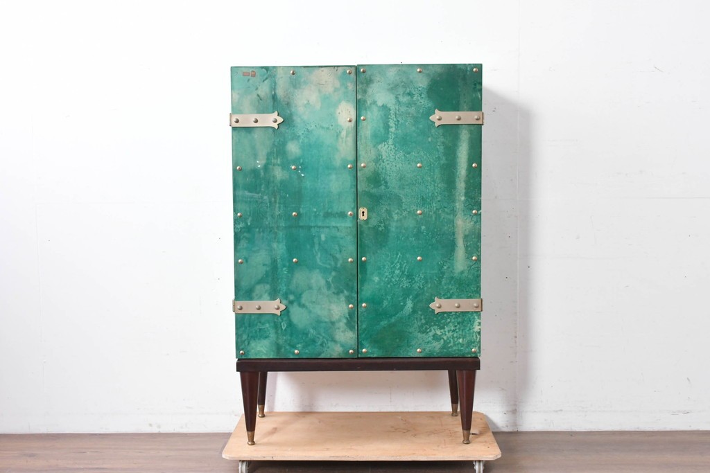 中古　美品　希少!!　アルド・トゥーラ(ALDO TURA)　仔山羊革(ゴートスキン)張りの照明付きミラーバックキャビネット　(R-087227)