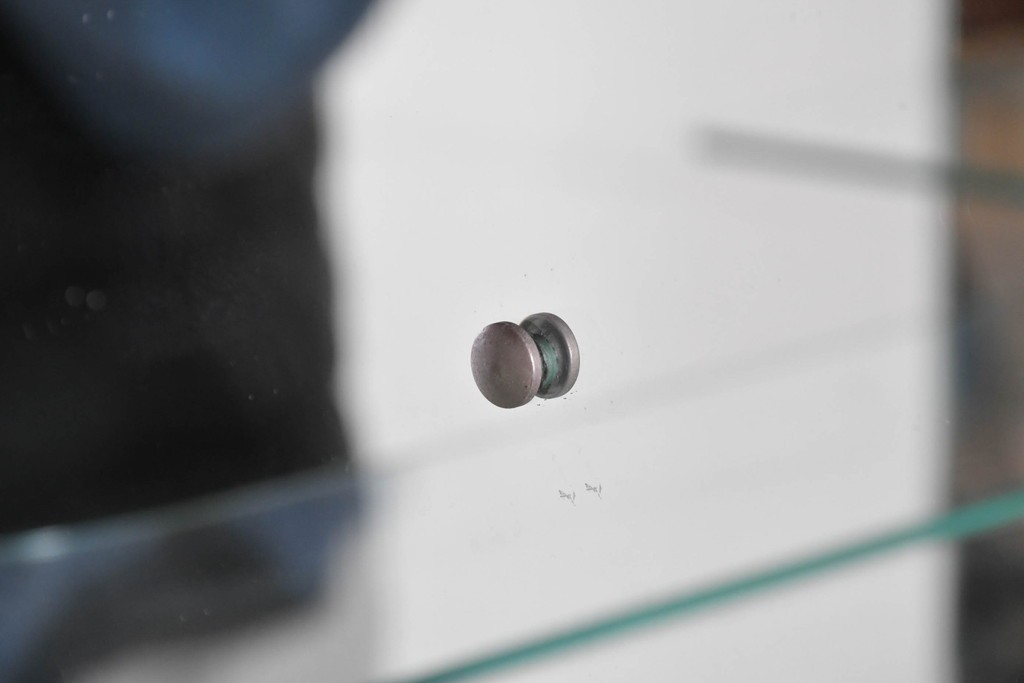 中古　美品　希少!!　アルド・トゥーラ(ALDO TURA)　仔山羊革(ゴートスキン)張りの照明付きミラーバックキャビネット　(R-087227)