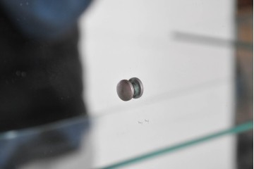 中古　美品　希少!!　アルド・トゥーラ(ALDO TURA)　仔山羊革(ゴートスキン)張りの照明付きミラーバックキャビネット　(R-087227)