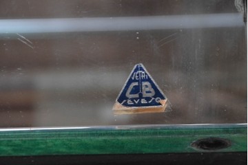 中古　美品　希少!!　アルド・トゥーラ(ALDO TURA)　仔山羊革(ゴートスキン)張りの照明付きミラーバックキャビネット　(R-087227)