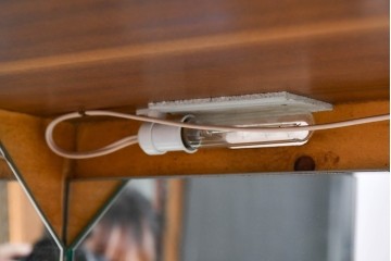 中古　美品　希少!!　アルド・トゥーラ(ALDO TURA)　仔山羊革(ゴートスキン)張りの照明付きミラーバックキャビネット　(R-087227)