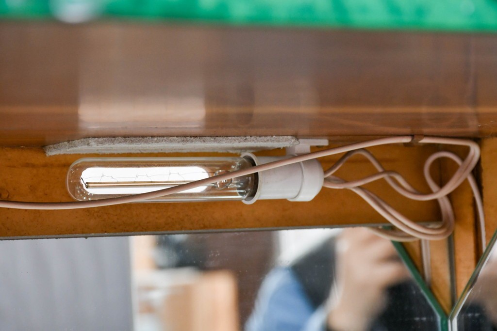 中古　美品　希少!!　アルド・トゥーラ(ALDO TURA)　仔山羊革(ゴートスキン)張りの照明付きミラーバックキャビネット　(R-087227)