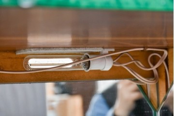 中古　美品　希少!!　アルド・トゥーラ(ALDO TURA)　仔山羊革(ゴートスキン)張りの照明付きミラーバックキャビネット　(R-087227)